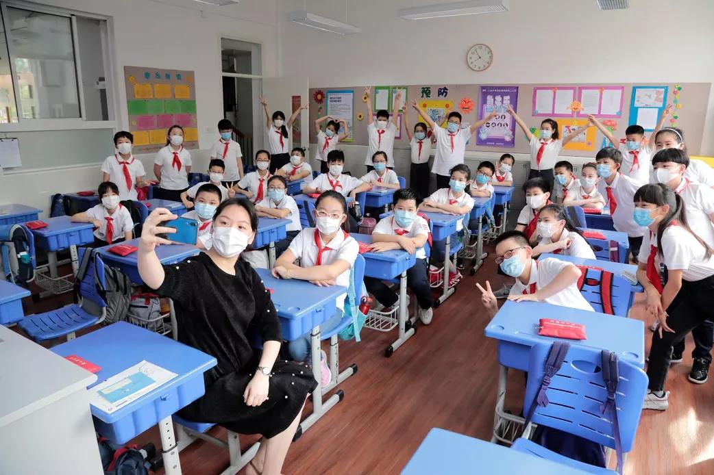 今天又有一批同学返校，来看师生们的自拍留念