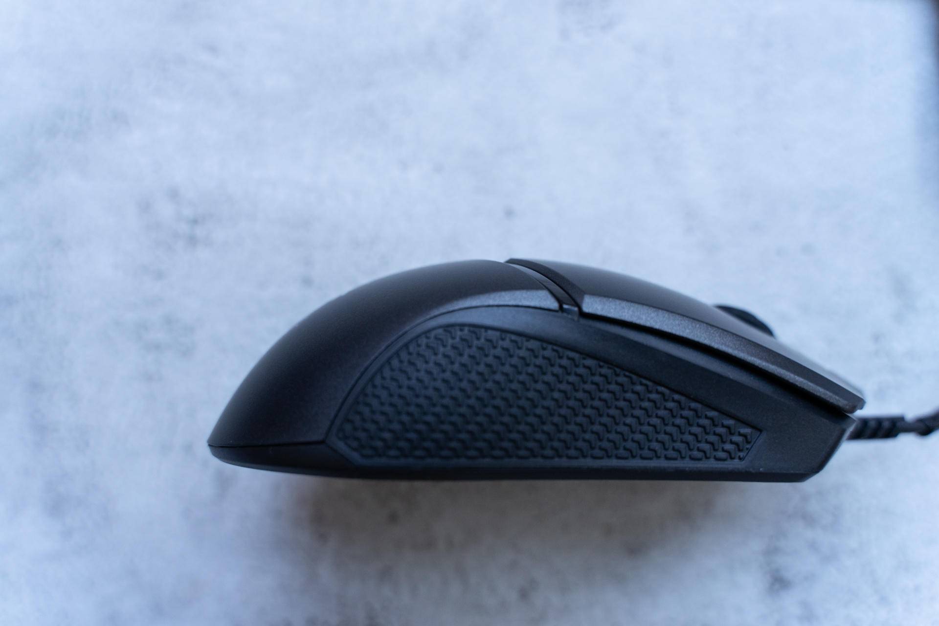 看样子就很有料，这个自带龙纹身的鼠标果然很不一般