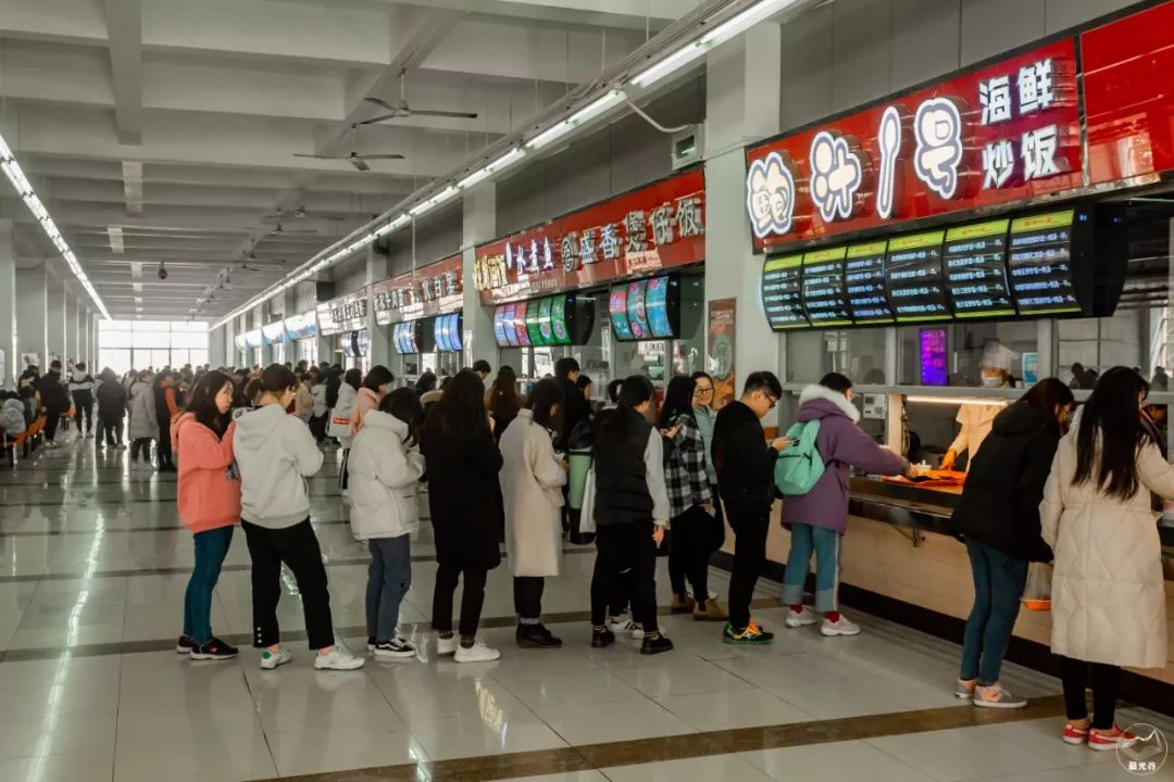 不输武大樱花，文华学院美“枫”了