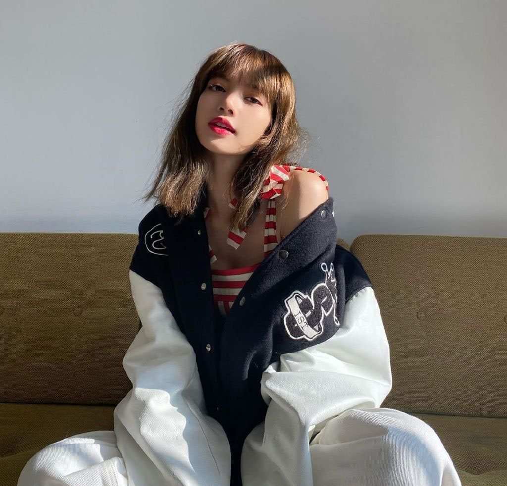 Lisa*服私**更新，穿拼接棒球服套装内搭条纹吊带，街头酷甜范儿