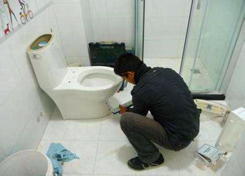 安马桶时从马桶边漏水是咋回事,马桶漏水有可能是马桶内部破了吗