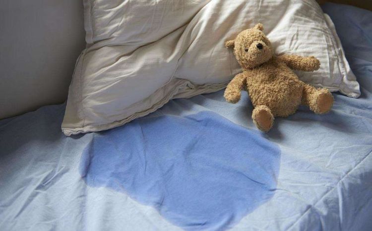 6岁的孩子经常尿床是怎么回事,6岁孩子还尿床到底应不应该把尿