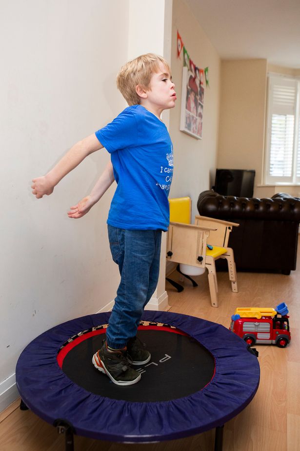 五岁英国残疾男孩,英国5岁小男孩被虐待致死