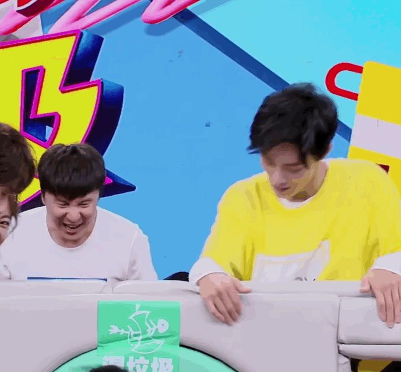 肖战2018年快本舞台,肖战快本后台采访