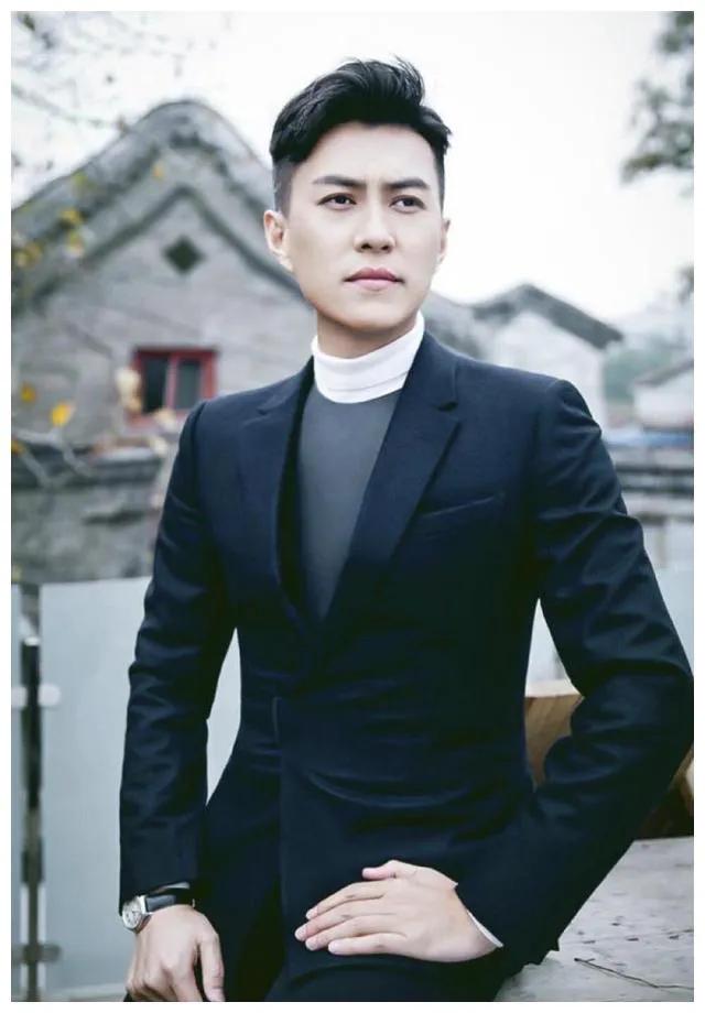 行走的荷尔蒙，这6位越老越有味，大胡茬克制又霸道，气质太绝了