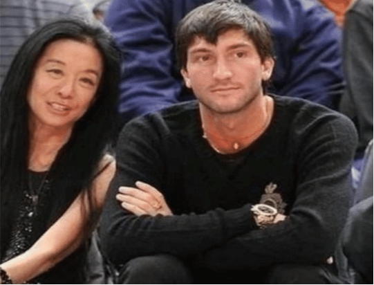 35岁奥运冠军恋上70岁的女富豪,63岁富婆与27岁奥运冠军相恋