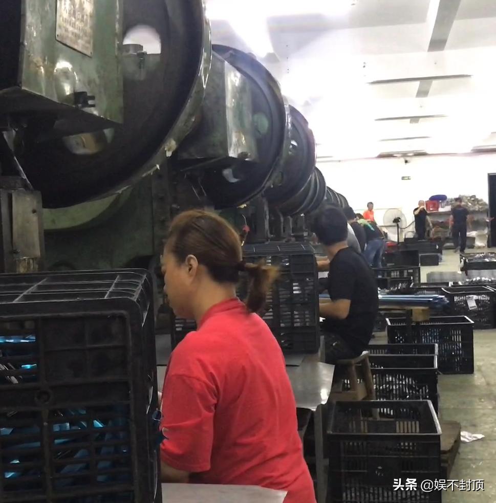 为什么五金厂工资比电子厂高,电子厂全是年轻人