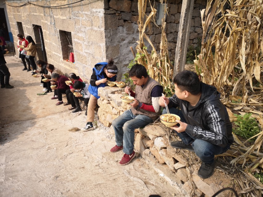 贫困山区留守老人吃饭,80岁以上的留守老人吃饭问题