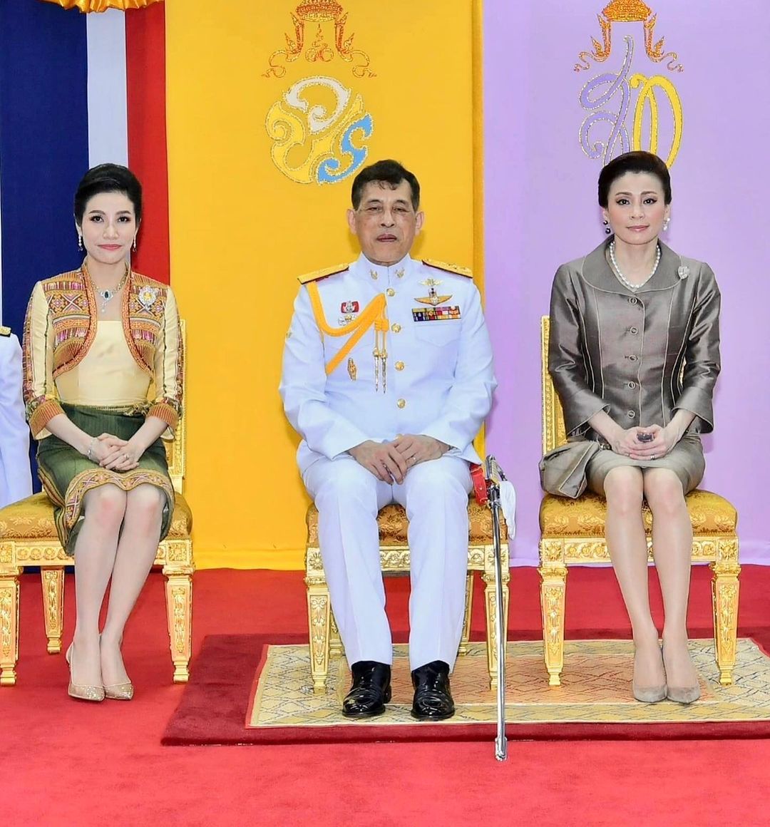 泰王真宠苏提达！王后8套造型登上王室海报，不如诗妮娜千娇百媚