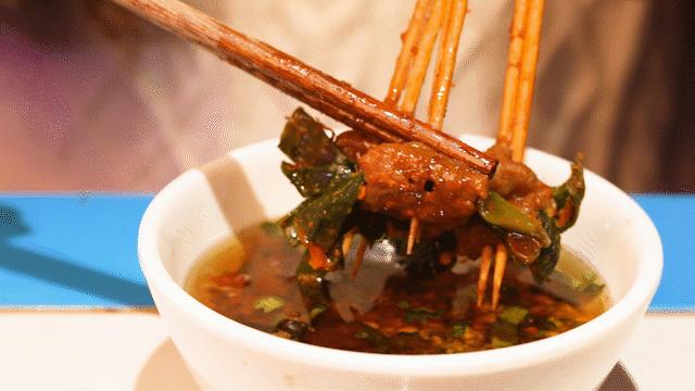 只此一家的牛腩串串火锅C位出道，19块9请你放肆开涮