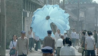 地位与张艺谋不相上下,他第一次做导演,扯掉了理想主义的遮羞布