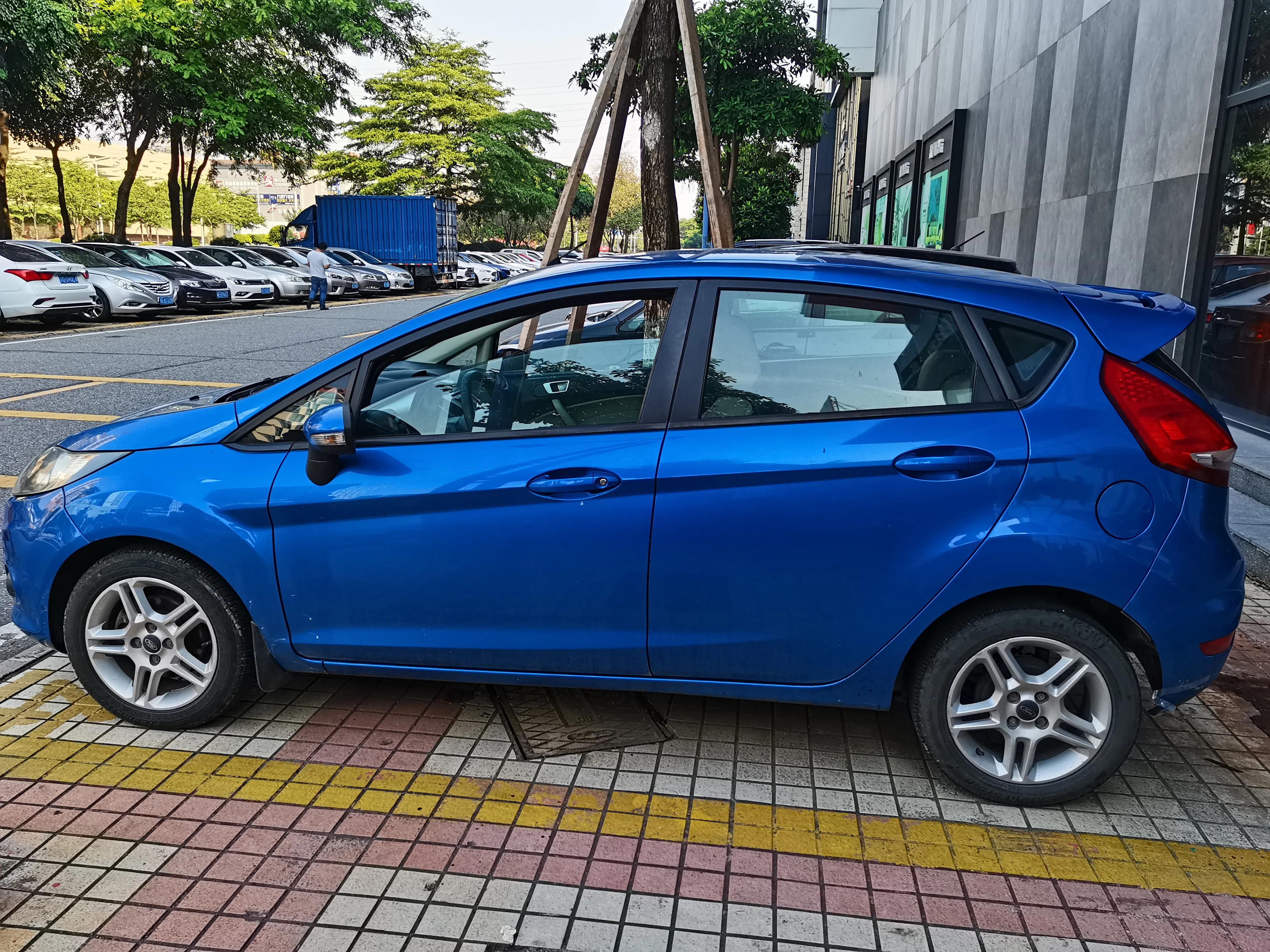 福特嘉年华两厢vs三厢,爱不释手的福特嘉年华