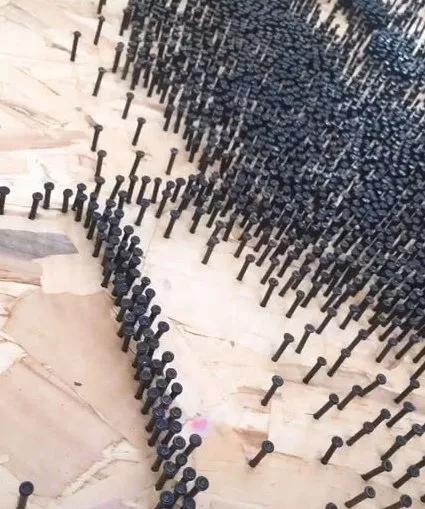 用绳子做绕线画,一根线吊起来拴着笔画画