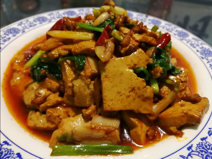 深夜郑州8男2女躲在花园路北环桥头，吃丹江翘嘴鲌，喝方城木瓜酒