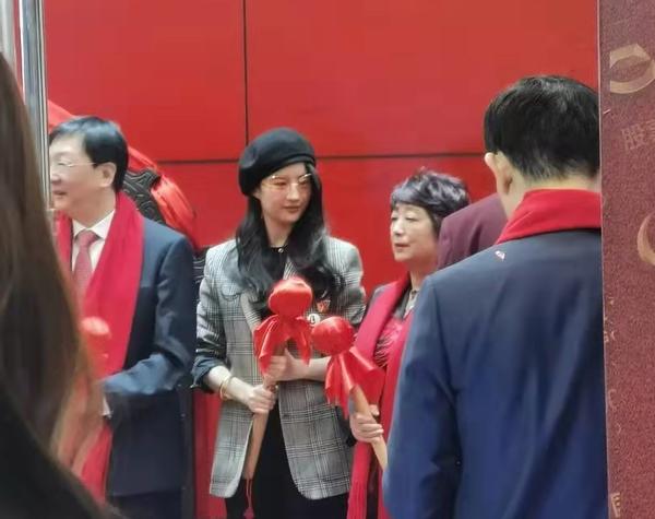 刘亦菲穿西服露出小蛮腰超有型,刘亦菲穿西装现身巴黎时装周