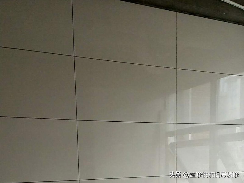 地砖翘起来了用什么胶可以直接粘,地砖翘起来能揭掉直接铺木地板么