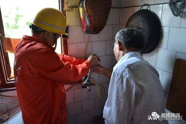 专业分析电工行业招工难，薪资低的6大原因！深度好文！