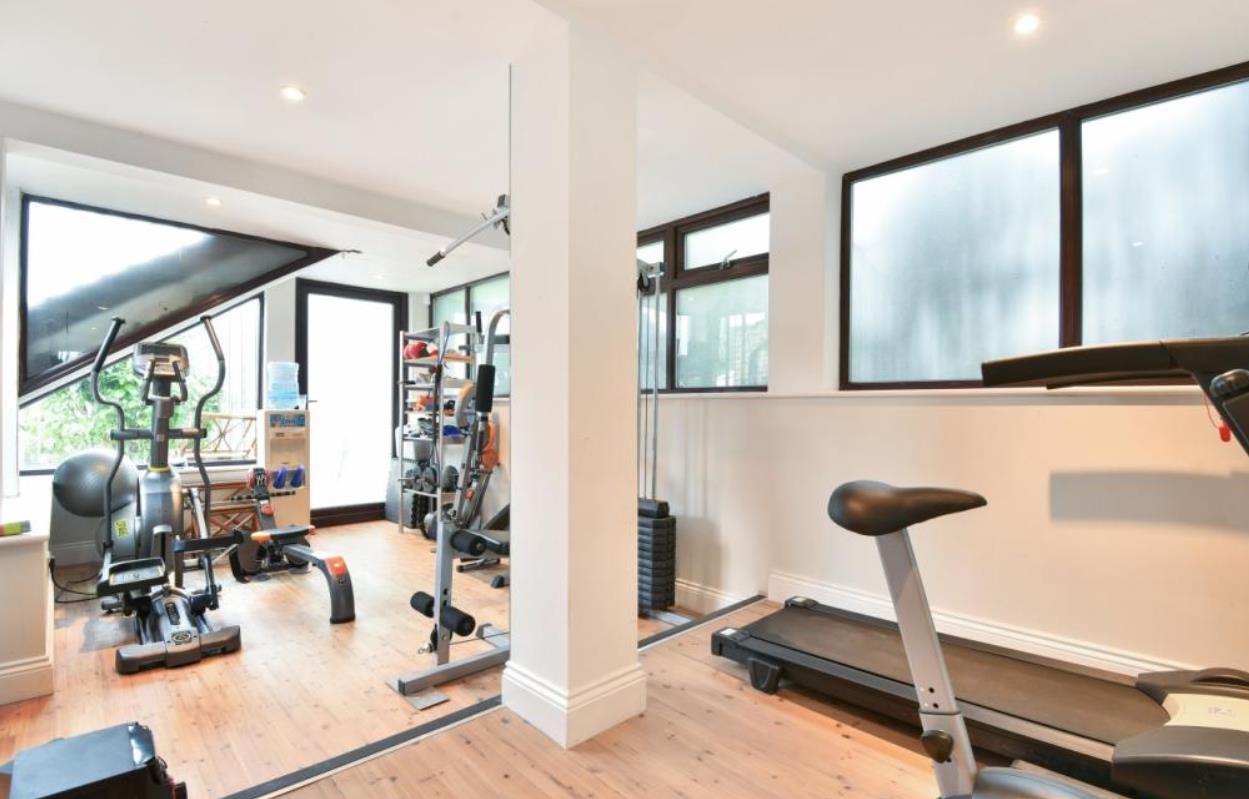 在英国100人民币能买到什么,100万英镑在英国能买什么房子