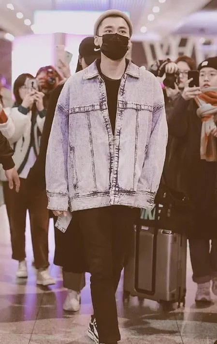 李易峰夏季穿着打扮搭配图片,李易峰最新搭配衣服