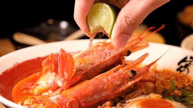 汤底浓郁的汤面,汤底浓厚