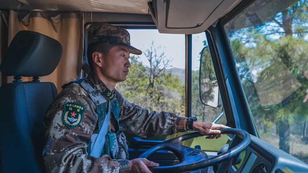 “抢修英雄连”四级军士长王晓磊，真英雄！