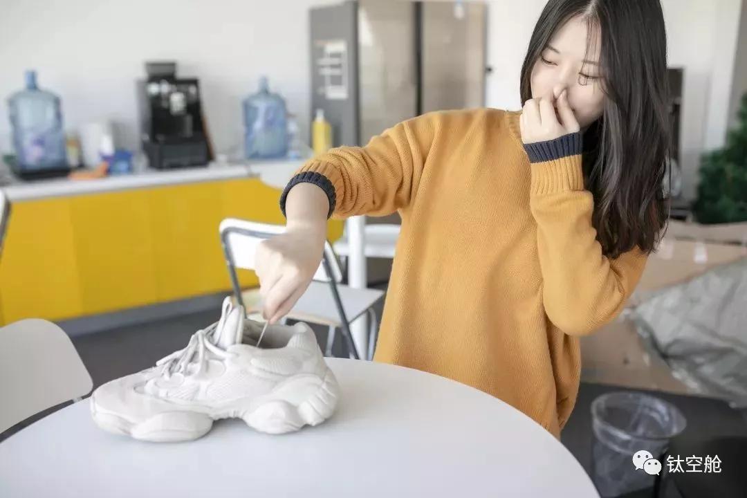 对于脚臭的人，敢脱鞋相见的是真朋友！鞋袜除味喷雾让你自信脱鞋
