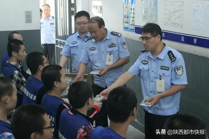 西安交警全力以赴护航中考,西安警方为夜间经济生活保驾护航