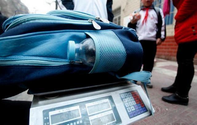 “最好别替娃背书包”，专家建议引争议，家长：这么重驼背咋办？