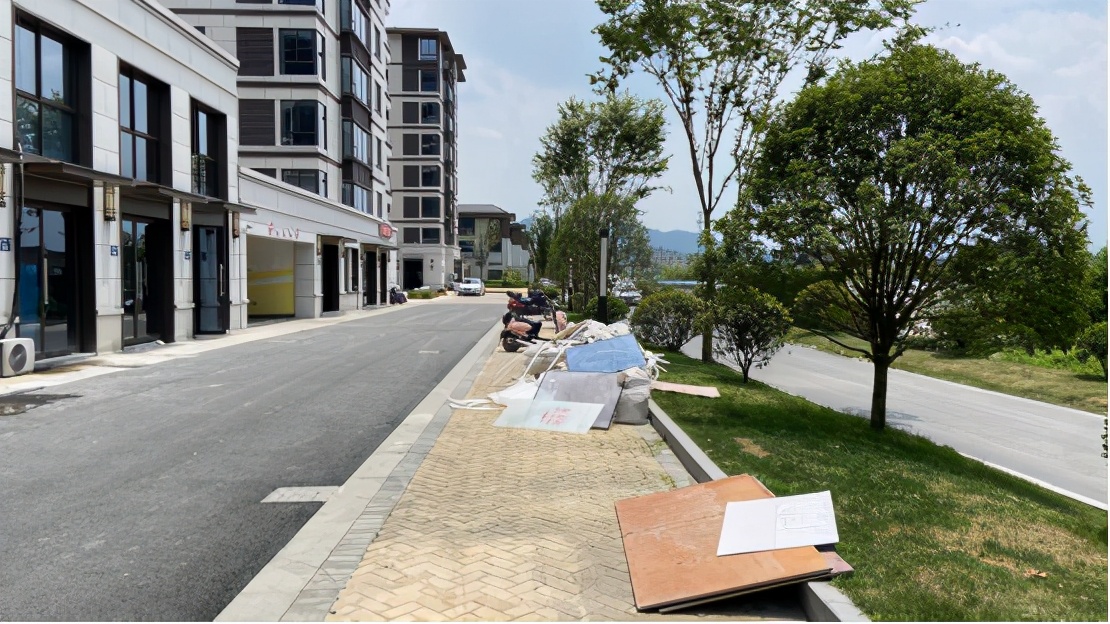 电梯因暴雨变水帘洞漏水,小区渗水地下室成水帘洞