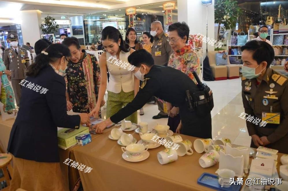 37岁诗妮娜公开晒照,诗妮娜写真穿蓝色鱼尾裙