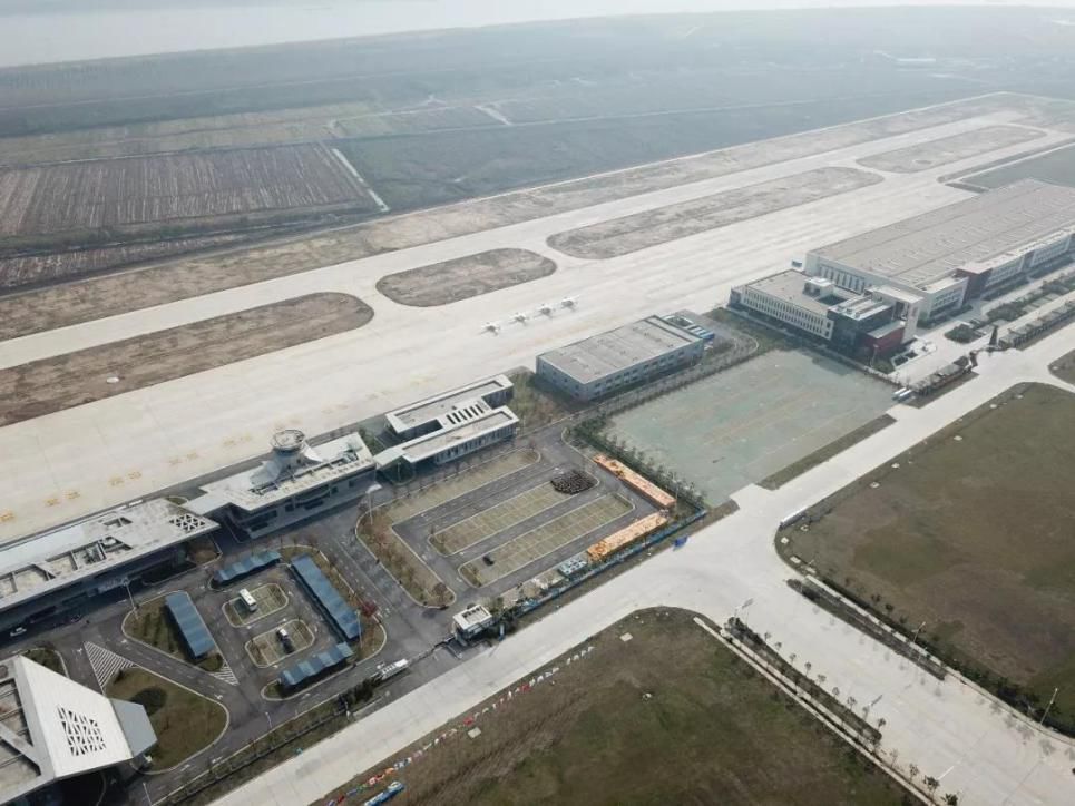 插上翅膀能飞起来,插上翅膀就起飞