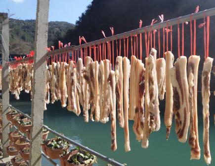 腊肉炒芹菜腊肉太咸咋办,腊肉太咸怎样快速变淡