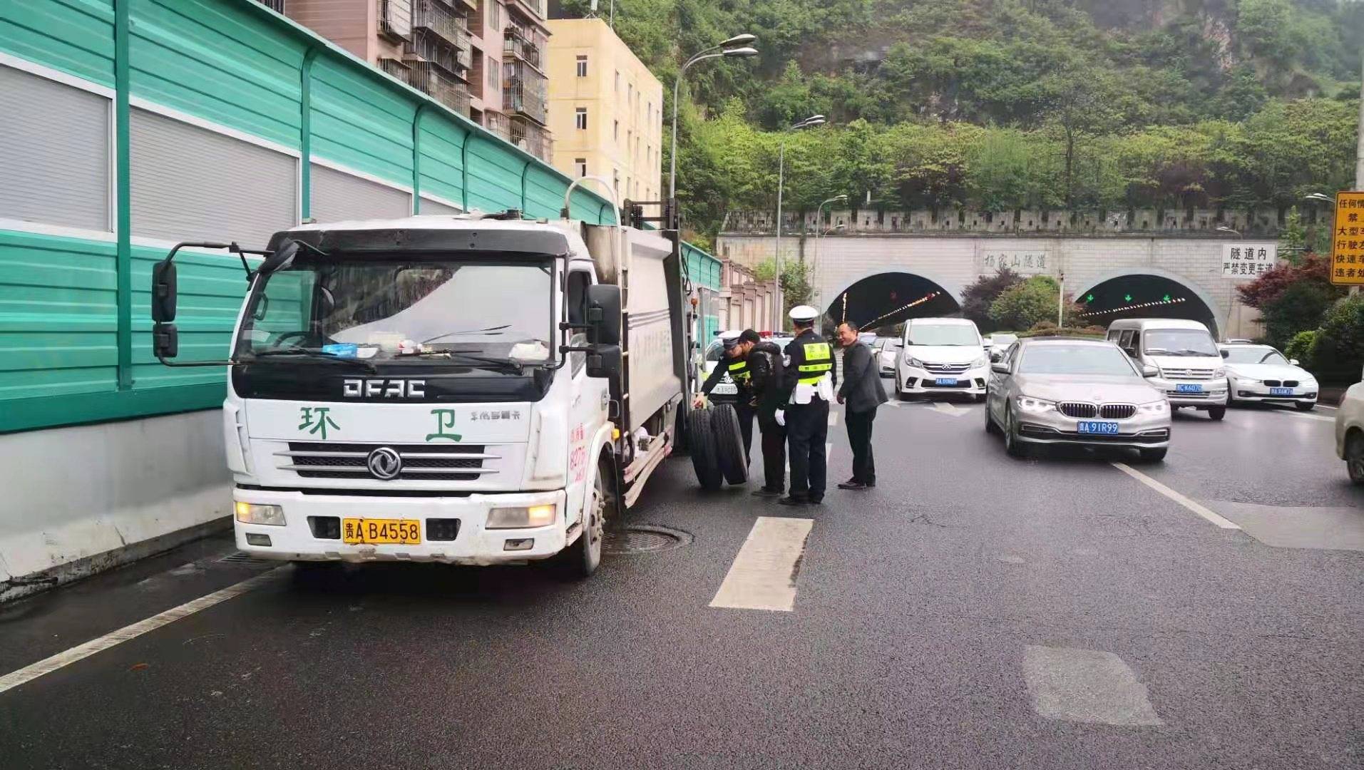 垃圾清运车压坏路面谁来承担,垃圾清运车违章