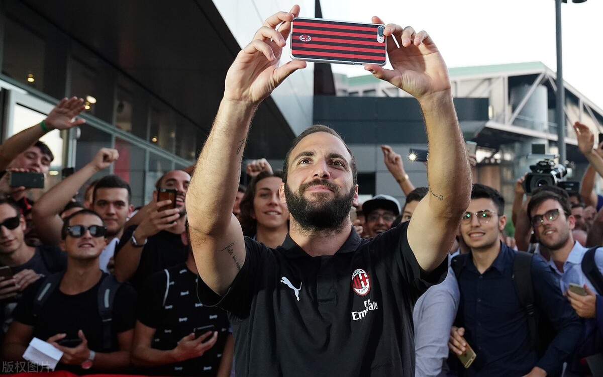 伊瓜因献世界级停球，下一秒却让人大跌眼镜，贝克汉姆口吐芬芳