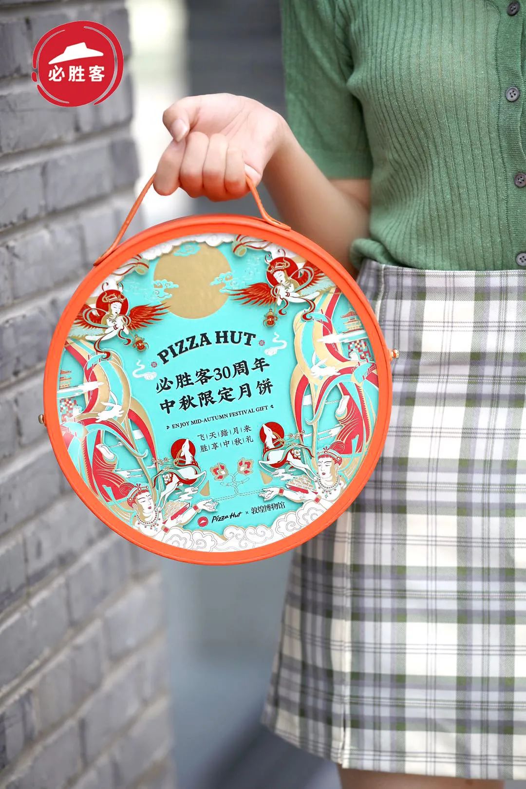 卡姿兰x必胜客的“下午茶”主题彩妆包装，梦回爱丽丝