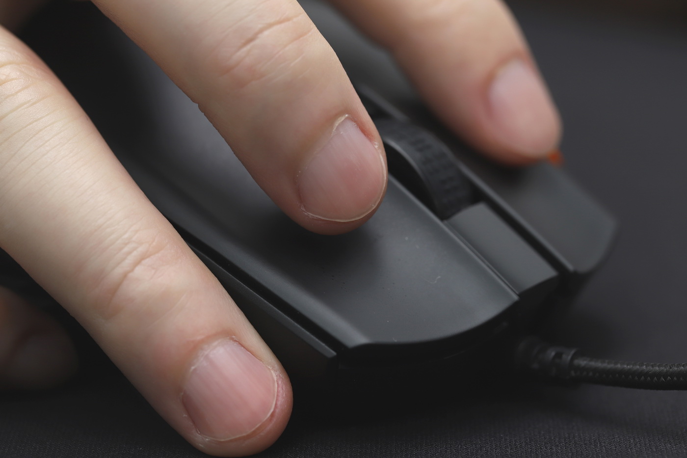 硬核工艺65g不打孔轻量化游戏鼠标,测评吃鸡单手键盘鼠标推荐