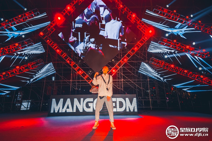 女dj打碟台风手势教学,电台dj工资一般在多少