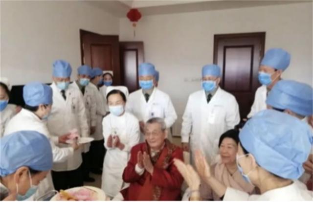 走近*镕基朱**及其家人：妻子劳安很“可爱”