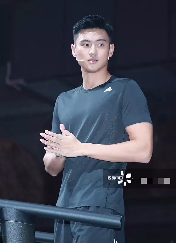 窦靖童门牙笑容灿烂,窦靖童磕破门牙