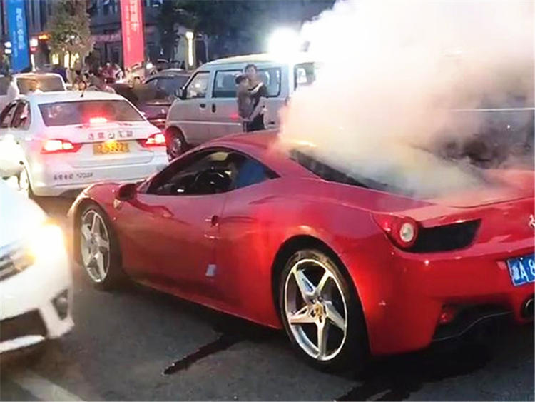 国内法拉利拉法炸街路人反应,上百辆法拉利炸街路人反应