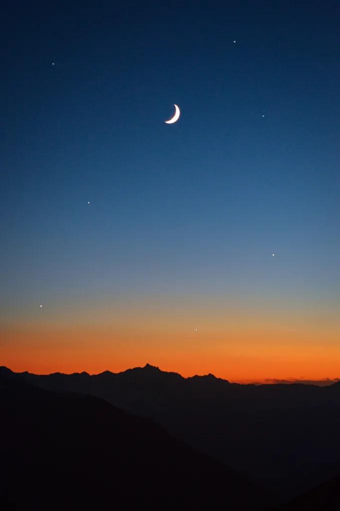 月亮是个很美好的东西,月亮是我最宝贵的东西