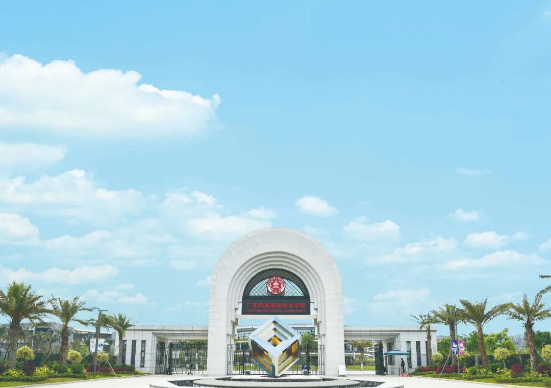 广东这所大学有广州、清远两校区。虽然是民办，但是环境超美