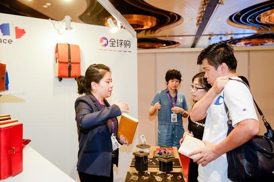 海外“造星”计划加速:一场直播带火一间香港“楼上店”