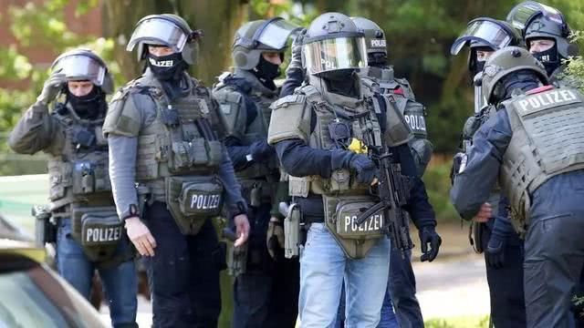 5名恐怖分子买了枪支和*弹炸**，疫情中欲袭击美军，都戴口罩难分辨