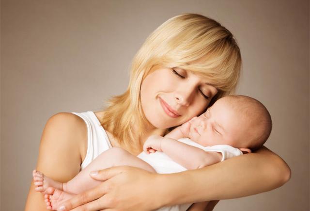 宝宝溢奶了还要不要继续喂奶,宝宝溢奶的原因及解决办法