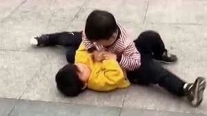 小孩在学校里打架老师不管,日本小朋友在学校打架