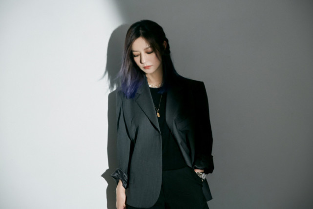 赵薇换发型的样子,赵薇新染发色