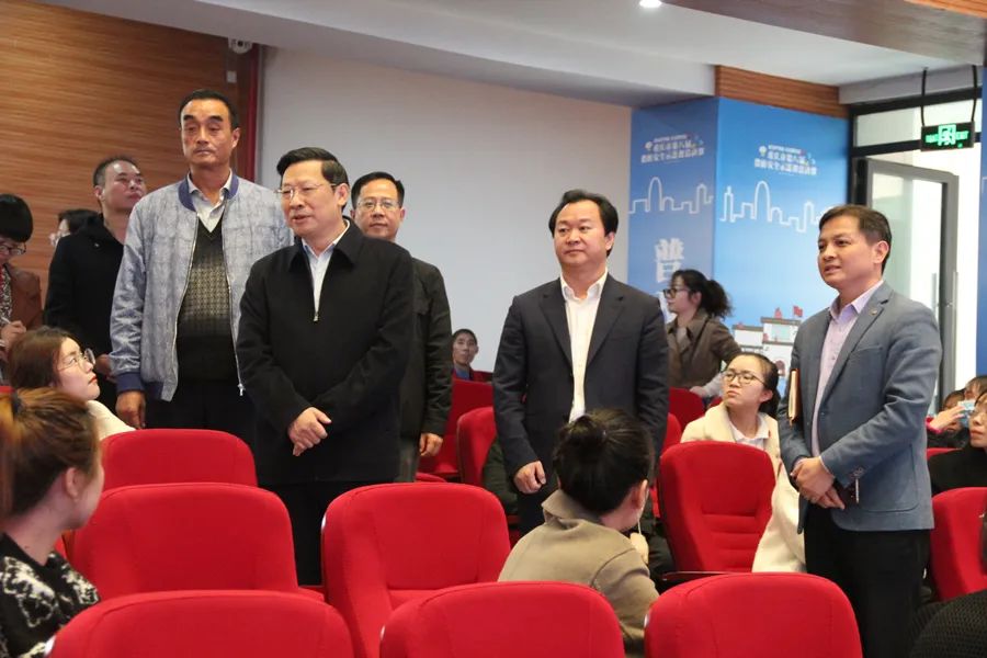 邓沁泉市教委副主任,市教委邓沁泉主任