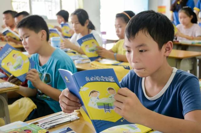 为防止学生“犯花痴”，教育部煞费苦心，从教科书插图就能看出来