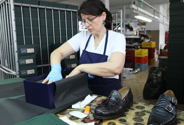 马尔凯也有一家叫LV的店，不过人家做的是皮鞋